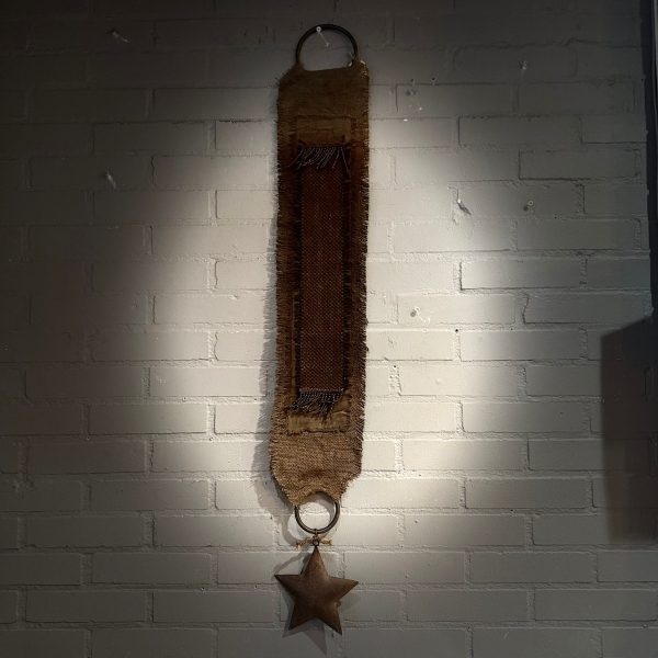 Wandhanger kalkdoek met ijzeren kraaltjes - Afbeelding 2